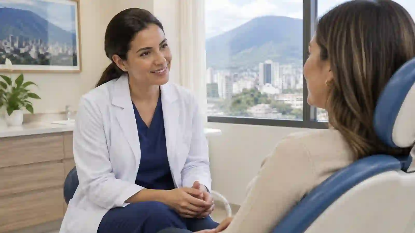 Odontóloga conversando con calma con una paciente antes de la consulta Odontóloga conversando con calma con una paciente antes de la consulta